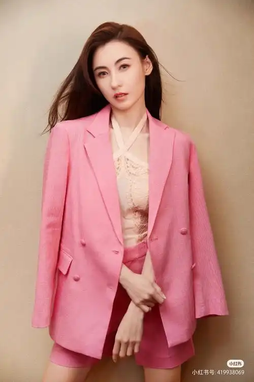 粉丝西装蕾丝内搭张柏芝看起来气色不错