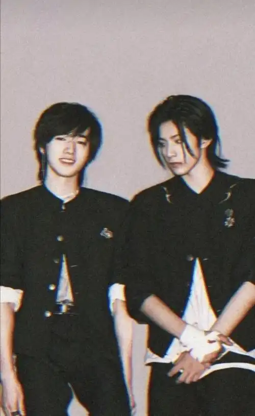 校,一般是2个星期放一次假,所以更会很慢 作者他们的头像都是合照除了