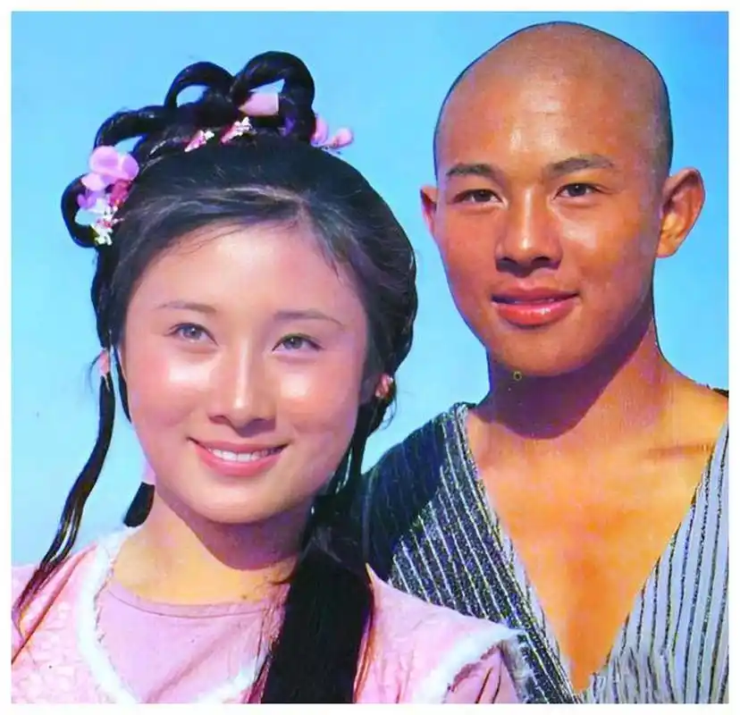 在李连杰还未出名的时候,黄秋燕就对这位师弟照顾有加.