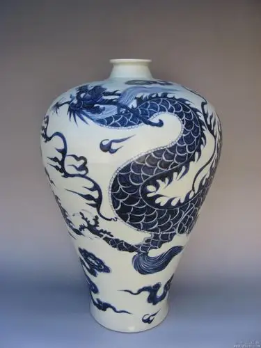 纯苏麻离青料绘的元青花云龙纹梅瓶