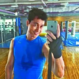 韩星郑雨盛晒健身自拍照肌肉结实被赞有男人味