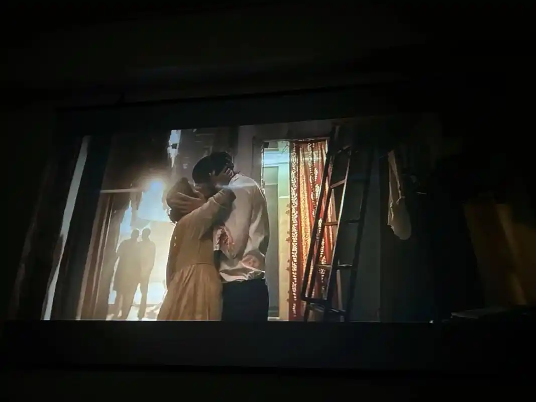 孟买酒店——1部不忍看第二次的电影.#小明投影  大屏追剧第 - 抖音