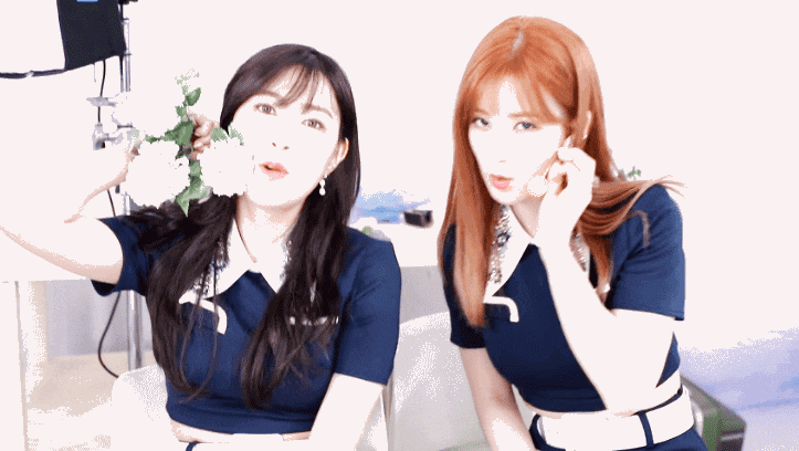 两个美女直播唱歌可爱gif动图_动态图_表情包下载_soogif