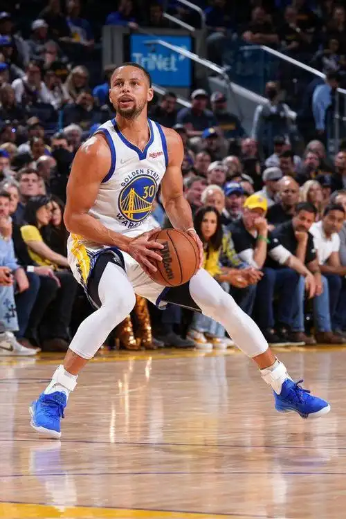 不愧金州拉文!库里热身双手背扣 赛前入场酷炫十足再现招牌动作