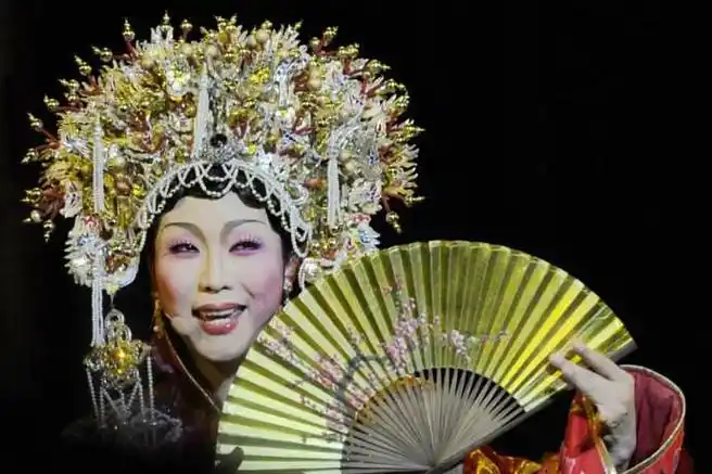 出家事件李玉刚剧照2014年11月30日,李玉刚去台北为新专辑《莲花》发