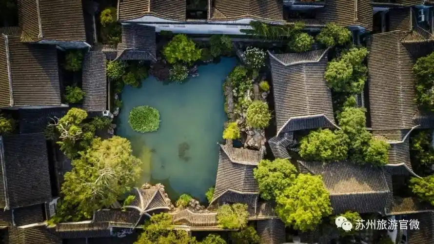 网师园是苏州园林中小型古典山水宅园代表作品,被誉为是"小园极则",在