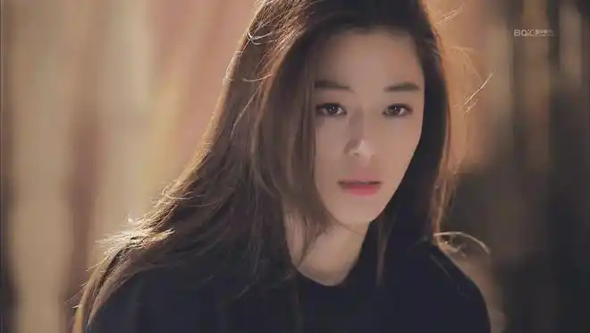 全智贤亮相时装周一眼梦回千颂伊