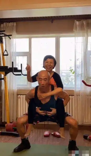 《亮剑》演员江水秀肌肉,和妻子恩爱但是丁克,入行多年生活简朴