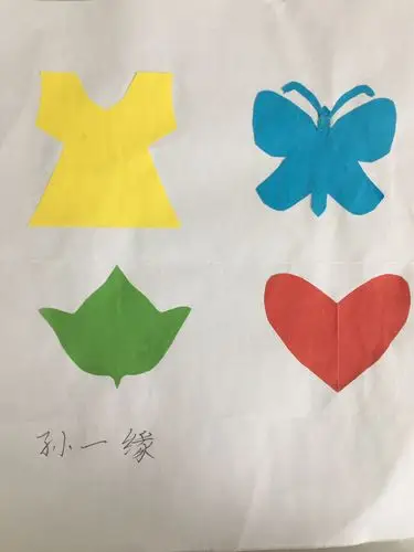 从二4班的小朋友的优秀作品中欣赏轴对称图形的美