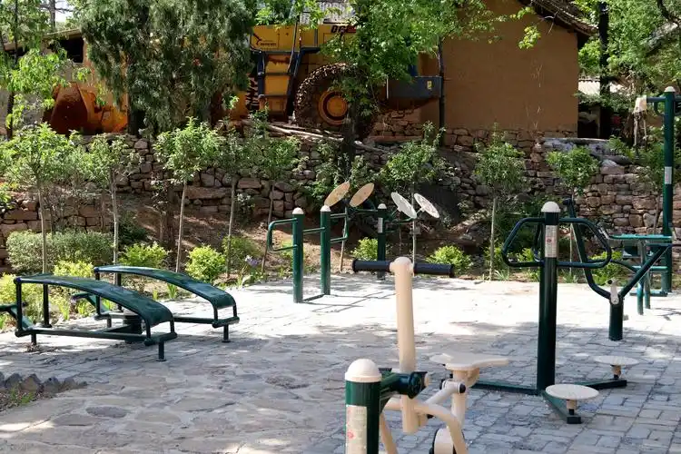 县交通运输局帮助村子建起了两个休闲广场.