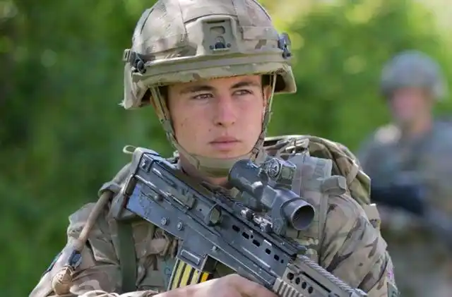 身穿大红上衣的英国龙骑兵,迂腐蠢笨,换上全地形迷彩战力很强悍