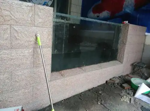 请高人赐教.鱼池长4米,宽2米,水位高0.7米,侧面一侧镶嵌一块长1.