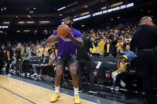 詹姆斯最新大腿纹身:一生曼巴!