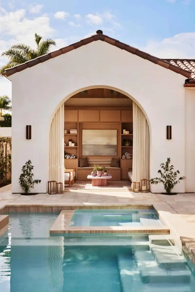 别墅的外观通常采用红瓦坡屋顶,这是西班牙建筑的一大特色.