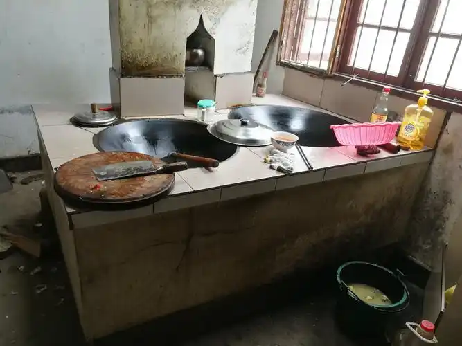 真正的柴火灶台