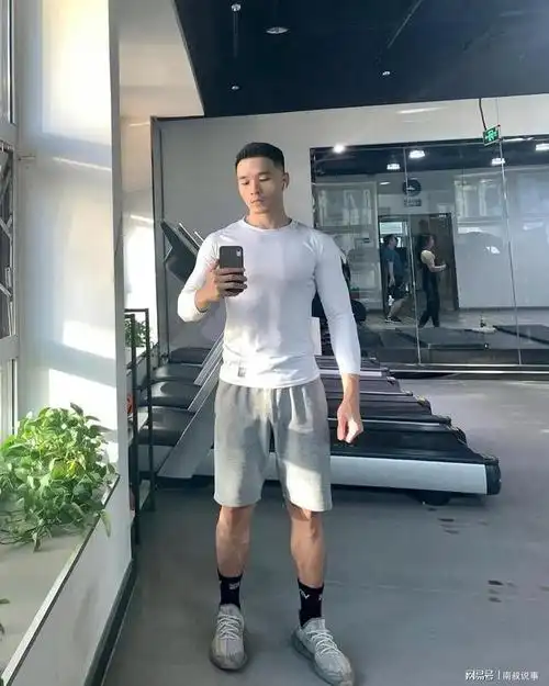 健身照汗流浃背的样子就是鲨鱼线成型最好的佐证而且全身都有运动实在