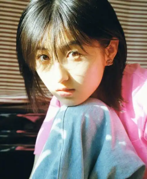 张子枫忘记自己穿的是短装,当她伸手的那刻:这初恋腰谁不羡慕|短发