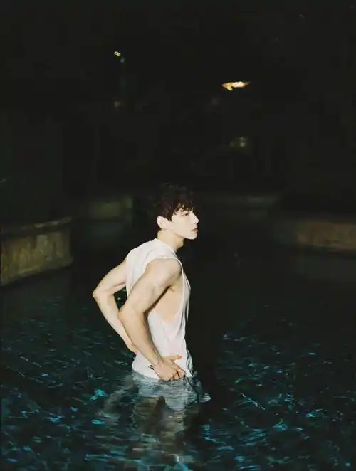 白敬亭行走的拍照姿势大全