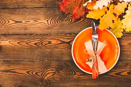 空盘子, 餐具, 木桌上的彩色叶子.秋季食品概念照片