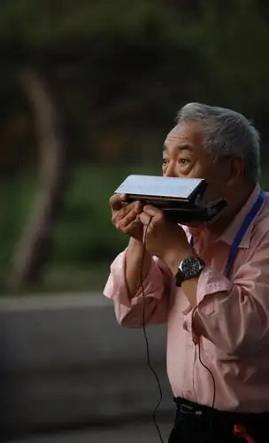 吹口琴的老爷子