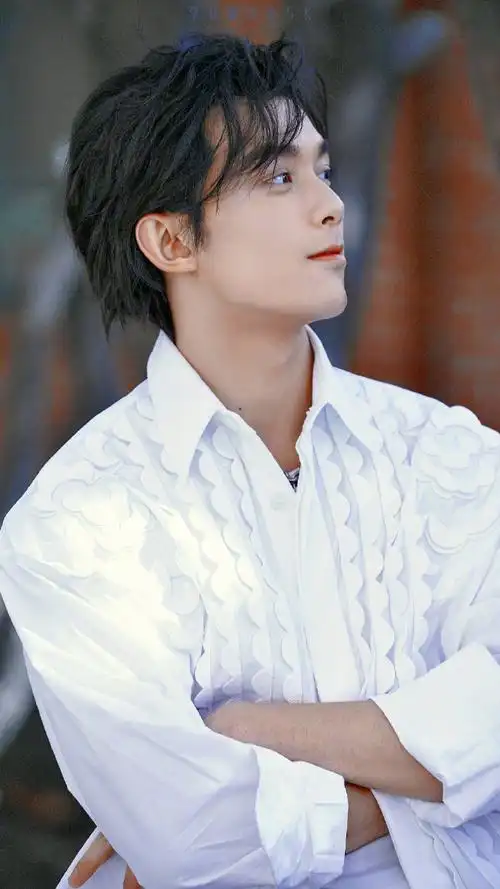 吴磊启航当风起时#启航放风起吴磊新海报复古长发瞬间将港风感缆