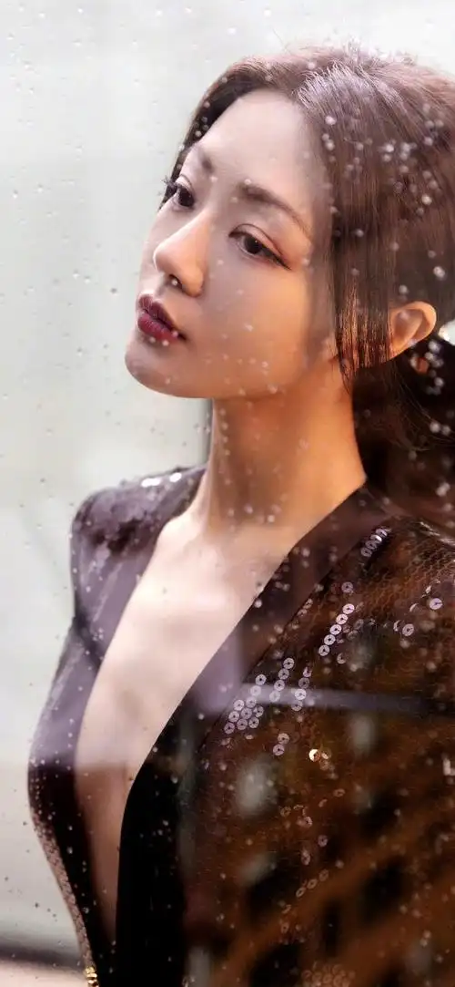 邓家佳:黑色高开叉长裙