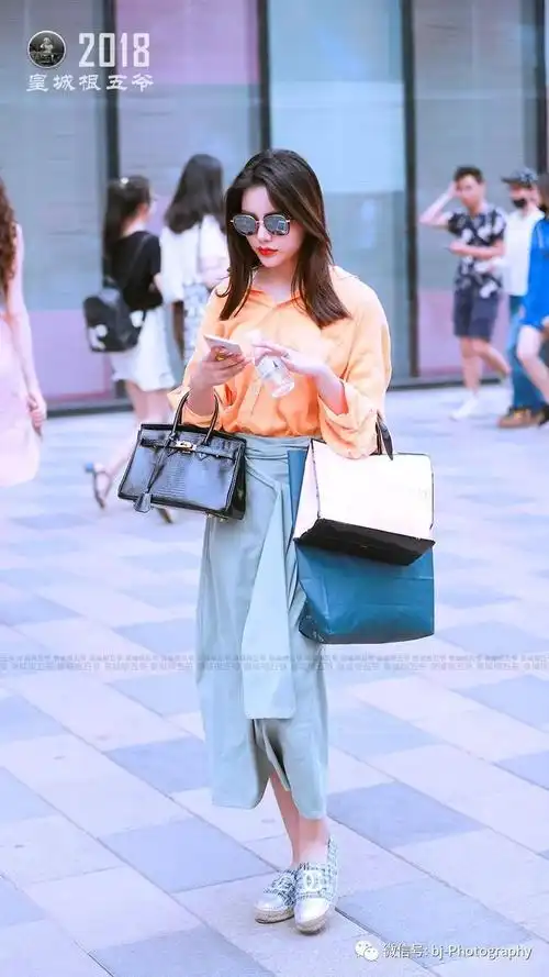 街拍:回头率超高的时尚潮女,夏日时尚美女的穿搭就是好看