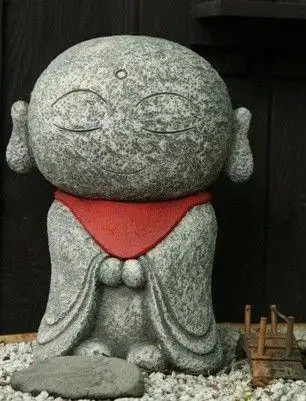 日本路边的地藏菩萨像,日本人相信地藏菩萨是早逝孩子的守护神,在孩子