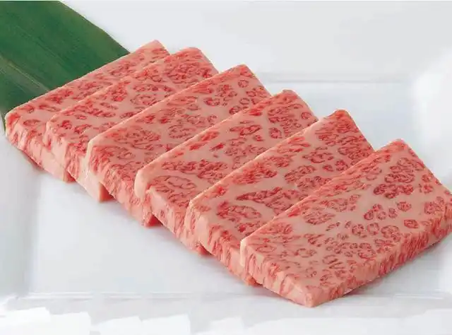 高端的食材需要朴实的养殖方法养出高档雪花牛肉只需这样做