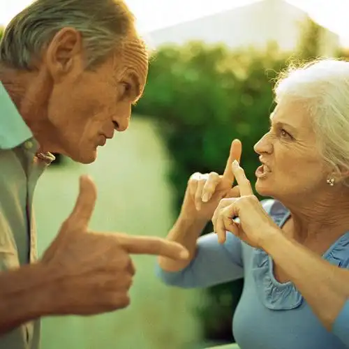 西方人,两个人,夫妻,说,方图,室外,白天,侧面,爱情,讨论,草地,草坪