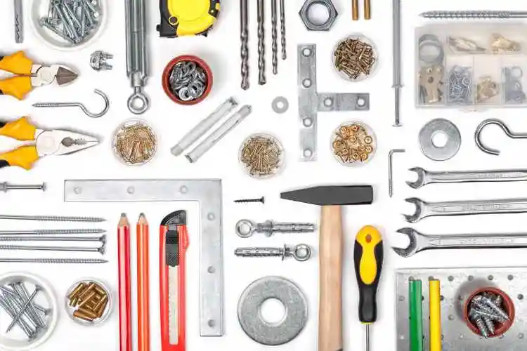 金属板上的修理工具