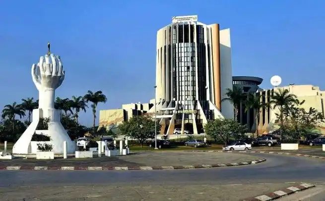 加蓬共和国位于非洲中部西海岸,横跨赤道线.