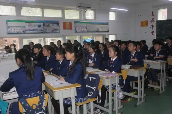 教研室专家莅临郑州市第十四中学为青年教师评课