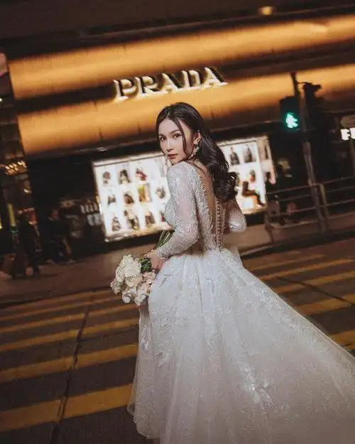 香港星二代突晒低胸性感婚纱,圈内好友争相送祝福|大婚|陈凯琳|陈婉衡