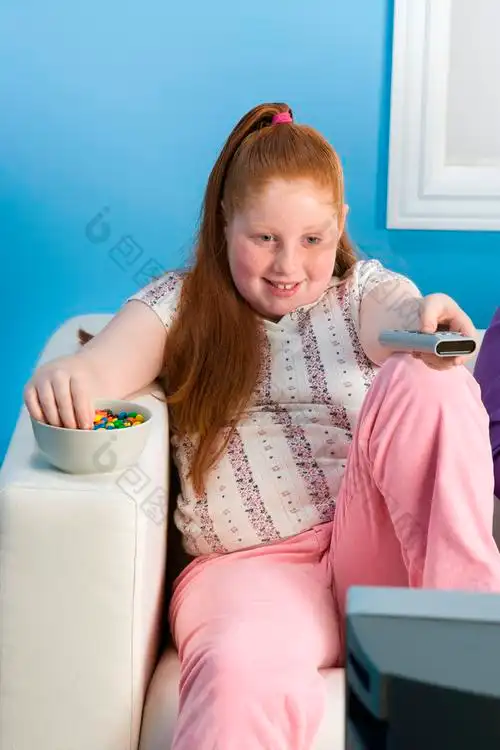 看电视的肥胖小女孩