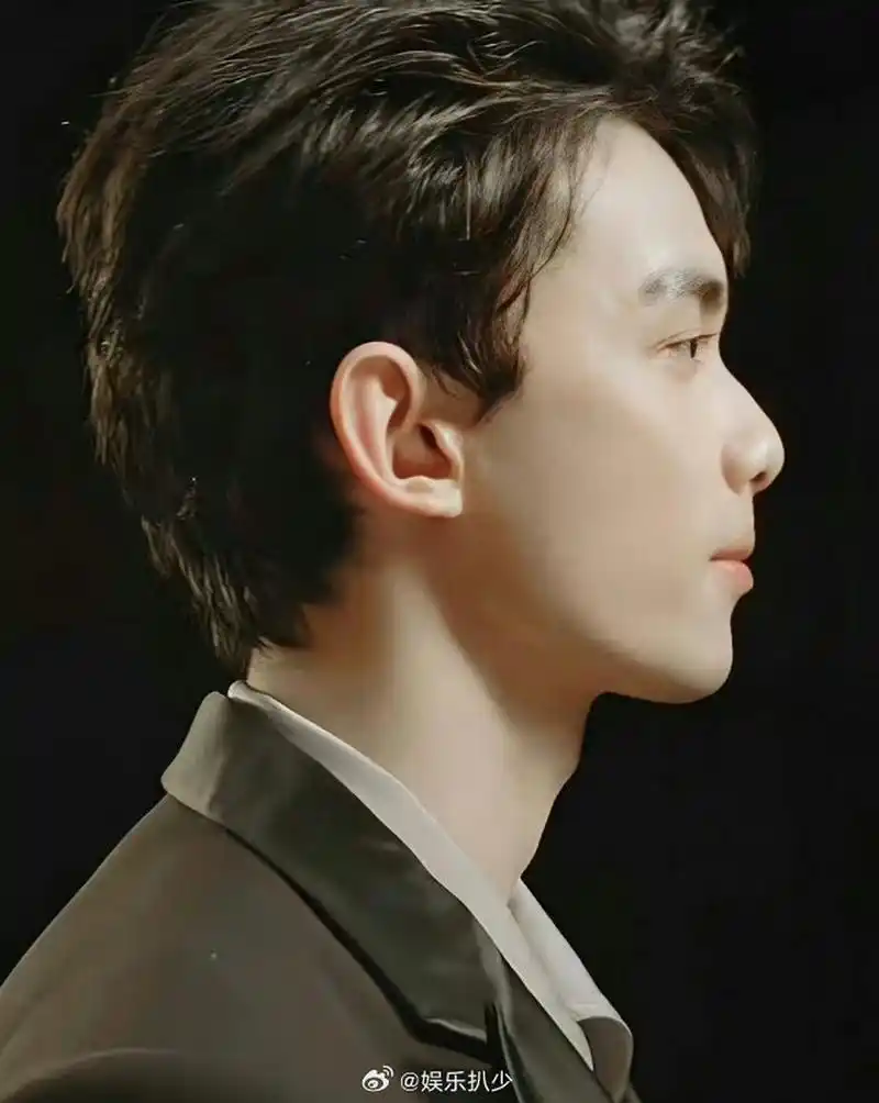 陈牧驰和吴磊侧脸一对比感觉好有野性,吴磊像个小娃娃一样.