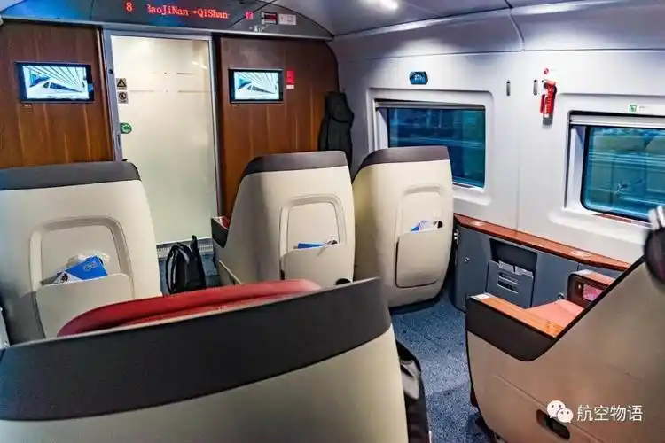 从后向前看商务座区域,简直就是飞机公务舱,但再一看,会发现空间比