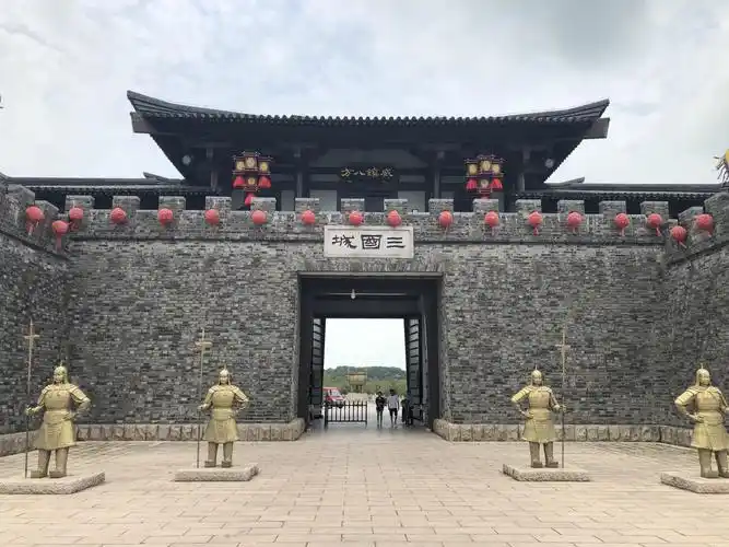 无锡三国城是无锡最有名的景点之一了景区处是一个很壮观的城门很多