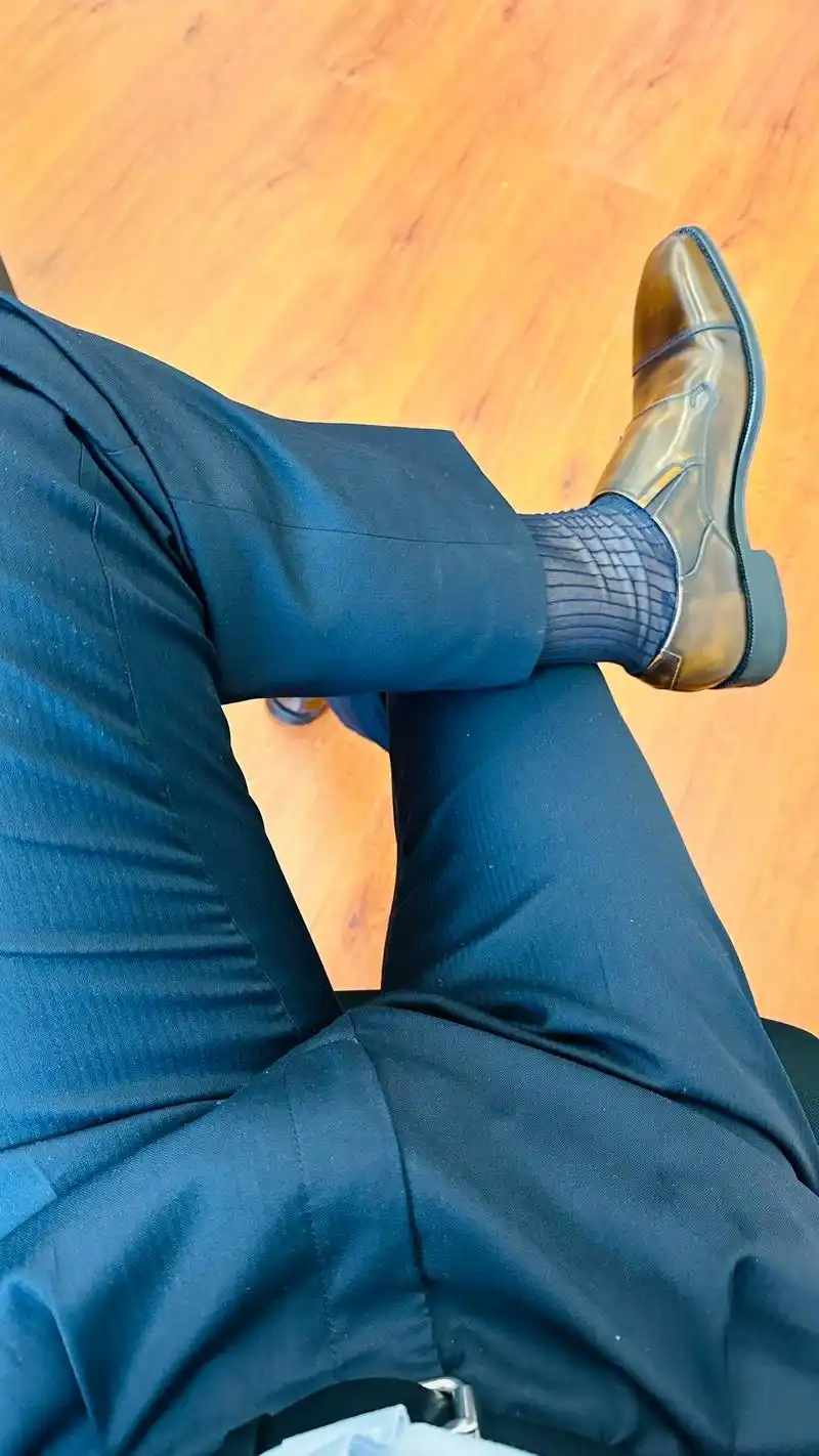 新皮鞋.新袜子 连袜夹都是新的. #正装皮鞋 #黑袜 #正装 - 抖音