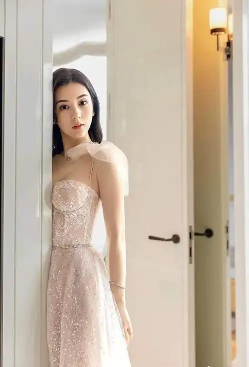 "天王嫂方媛性感穿搭:黑色内衣搭豹纹外套,展现新高度!