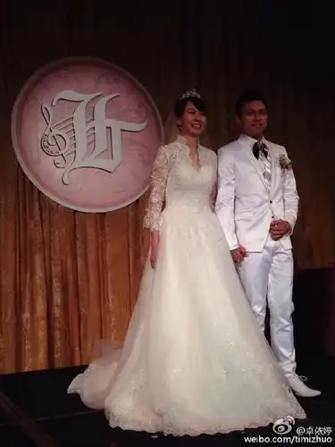 被死了十几年的卓依婷昨天结婚了