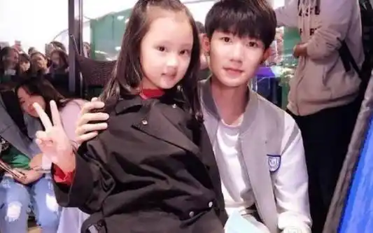 小时候和贺美琦拍mv,也不那么自然~但是,有一个人除外!她就是朴信惠!