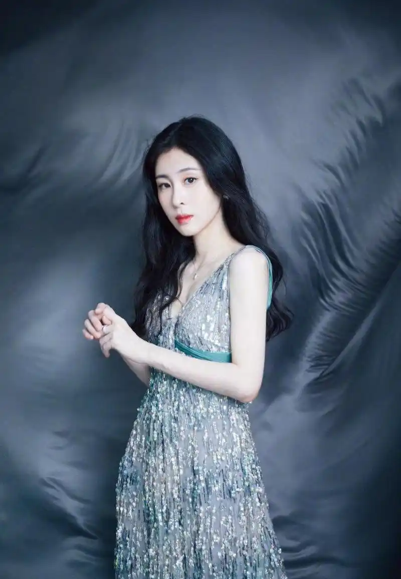 张碧晨身穿一件星空银的裙装,唯美浪漫