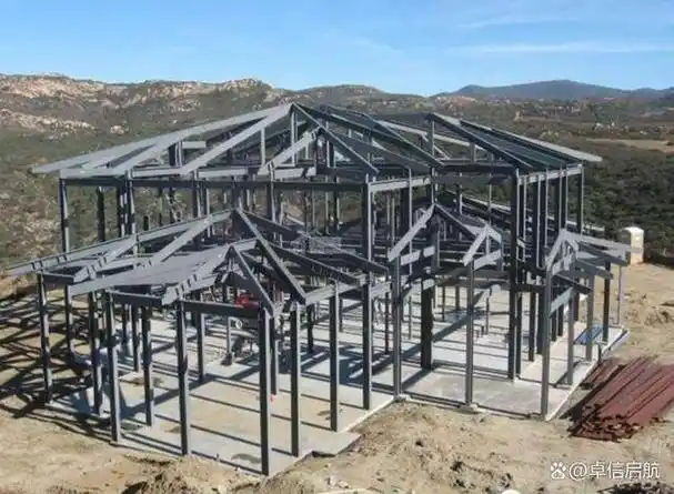 它采用重型钢结构框架和钢框架结构,搭建的房屋更加坚固,可以抵抗风暴