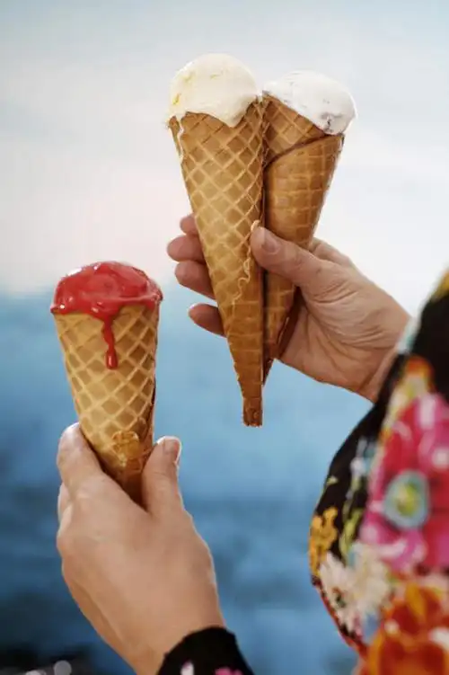 服装,朦胧,模糊,冰激凌,清凉,拿,拿着,三个,衣服,蓝色,蓝天,天空,冷饮