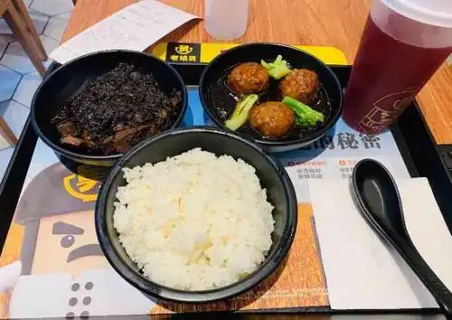 打分 来吃老娘舅快餐算是一个中式的快餐店吧 饭菜蔬菜都有最多的就是