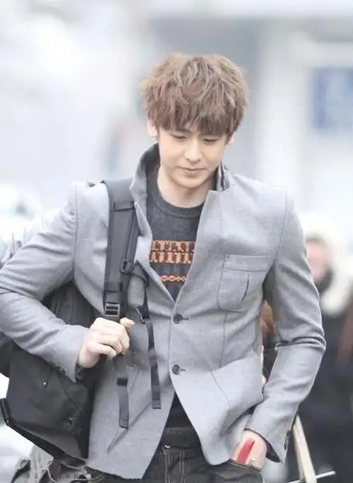 2pm-尼坤(nichkhun),灰色立领毛呢西服 深灰色印花针织上衣  黑色牛仔