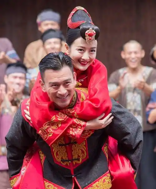 《锻刀》湖南卫视热播,王鸥一袭红装惊艳出场嫁衣太美太撩人_萧以恒