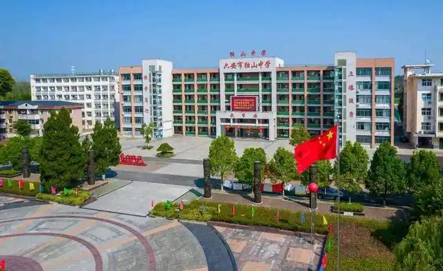 金秋十月,硕果累累,独山中学在邹恒胜校长的带领下,爱岗,敬业,重视