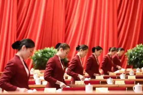 开会时给领导端茶倒水的礼仪